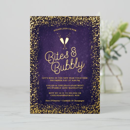 Paarse bites en bubble Holiday Gold Folie Uitnodiging (Staand Voorkant)