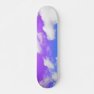 Paarse blauwe wolkenhemel skateboard