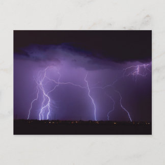 Paarse bliksem in een nachtwoestijn-dun Storm Briefkaart