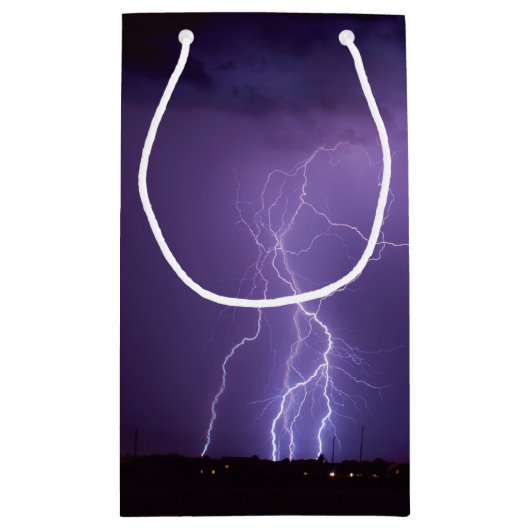 Paarse bliksem in een nachtwoestijn-dun Storm Klein Cadeauzakje (Achterkant)