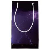 Paarse bliksem in een nachtwoestijn-dun Storm Klein Cadeauzakje (Voorkant)