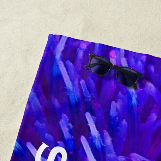 Paarse Bloemen Abstract met Witte Naam Strandlaken (In situ)