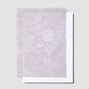 Paarse bloemen en swirls vellum uitnodigingen