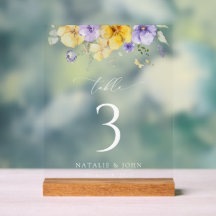 Paarse bloemen, gele bloemen, tafelnummers