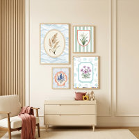 Paarse bloemen in lijst met zee glas en schelpen