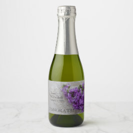 Paarse bloemen op de plaats sparkling wijnetiket