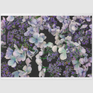 Paarse bloemen op zwart achtergrondweefsel tissuepapier