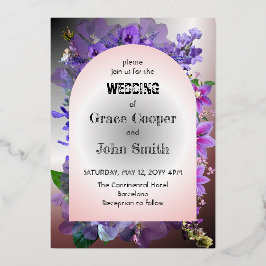 Paarse bloemen tegen een witte en donkere achtergr folie uitnodiging