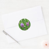 Paarse bloemenbiesem ronde sticker (Envelop)