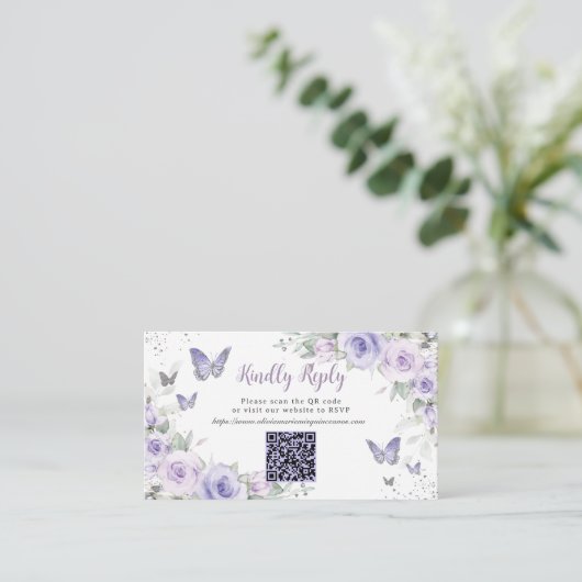 Paarse Bloemenvlinders Quinceañera QR Code RSVP Informatiekaartje (Staand voorkant)
