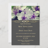 Paarse Bloemige Bruiloft Uitnodiging (Voorkant)