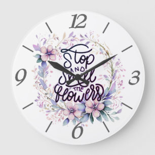 Paarse bloemige stop en ruik aan de bloemen grote klok