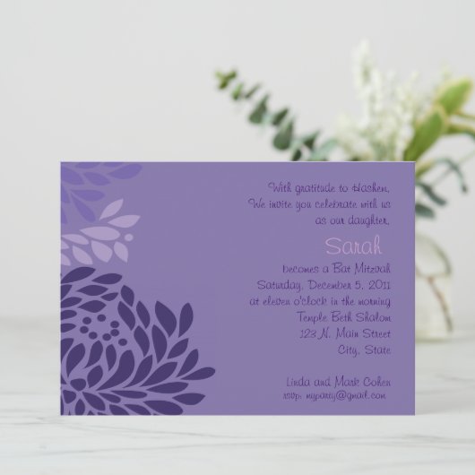 Paarse bloemuitnodiging kaart (Staand voorkant)