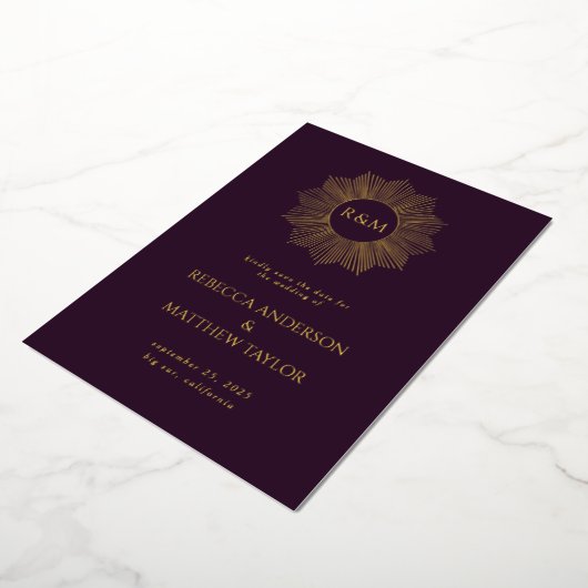 Paarse Boho Celestial Sun Monogram Opslagdatum Folie Uitnodiging (Gedraaid)
