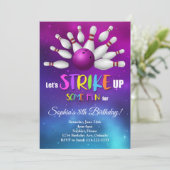 Paarse bowling strike up een leuke uitnodiging (Staand voorkant)