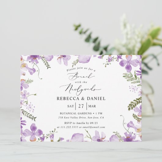 Paarse Brunch Met Pasgetrouwde Huwelijksuitnodigin Kaart (Staand voorkant)