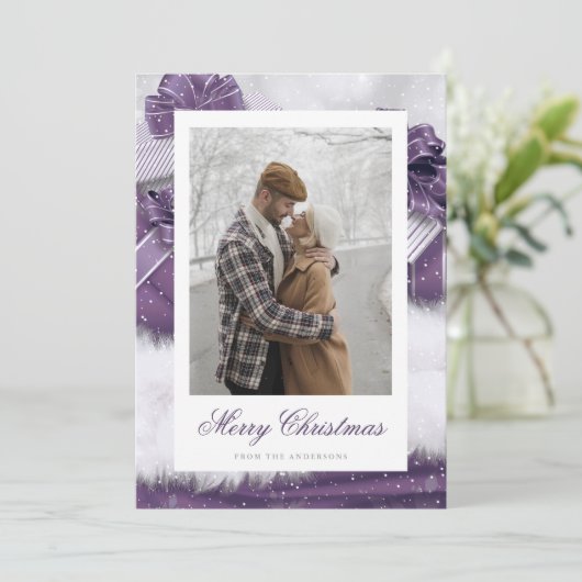 Paarse cadeautjes met sneeuwfotokerstkaarten feestdagenkaart (Staand voorkant)