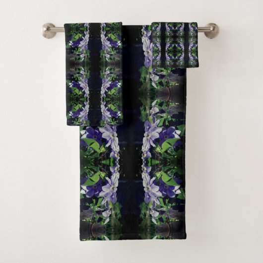 Paarse clematis op hek in zonlicht Abstract Bad Handdoek (Insitu)
