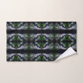 Paarse clematis op hek in zonlicht Abstract Bad Handdoek (Handdoek)