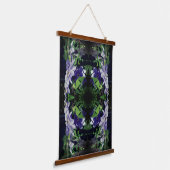 Paarse clematis op hek in zonlicht Abstract Hangend Wandkleed (Gebogen)