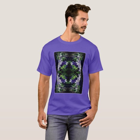 Paarse clematis op hek in zonlicht Abstract T-shirt (Voorkant volledig)