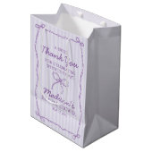 Paarse Coquette Bow Pastel Vrijgezellenfeest Favor Medium Cadeauzakje (Voorkant Gekanteld)