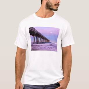 Paarse dageraad boven pier, Californië T-shirt