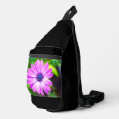 Paarse Daisy op Zwarte Sling Bag (Rechterhoek)