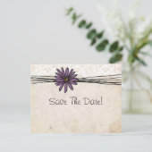 Paarse Daisy Sla de datum op Aankondigingskaart (Staand voorkant)