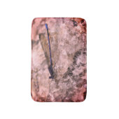 Paarse Damselfly op Kwartz Rock dicht Badmat (Voorkant Verticaal)