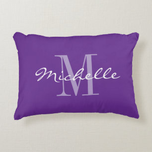 Paarse decoratiekussen met stijlvolle naammonogram accent kussen
