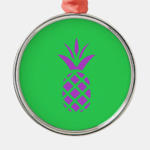 Paarse dennenappel in het groen. metalen ornament
