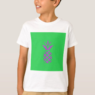 Paarse dennenappel in het groen. t-shirt
