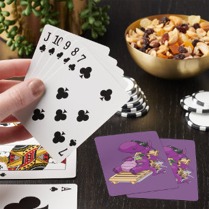 Paarse Draak die Ontspant op Dekstoel Pokerkaarten