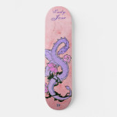 Paarse draak op roze dd merk skateboard (Voorkant)
