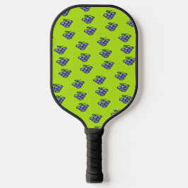 Paarse druiven op groen pickleball paddle
