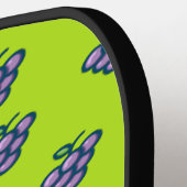 Paarse druiven op groen pickleball paddle (Links Detail)