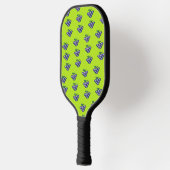 Paarse druiven op groen pickleball paddle (Links)