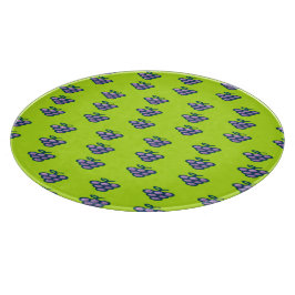 Paarse druiven op groen snijplank