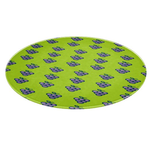 Paarse druiven op groen snijplank (Hoek)