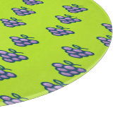 Paarse druiven op groen snijplank (Hoek)