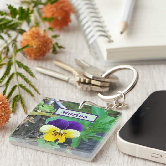 Paarse en gele zgn. Acrylsleutelring Sleutelhanger (Voorkant Rechts)