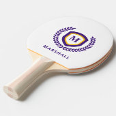 Paarse en gouden Monogram Logo Crest Tafeltennisbatje (Voorkant Gekanteld)