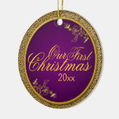 Paarse en gouden "Onze eerste kerstdag"-versiering Keramisch Ornament (Links)