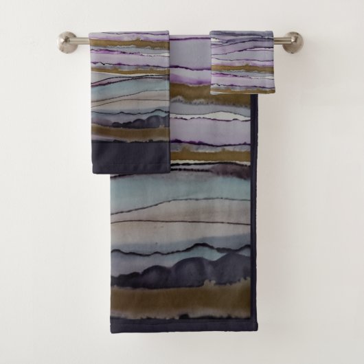 Paarse en goudstrips Modern Bad Handdoek (Insitu)