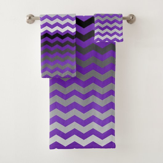 Paarse en grijze Chevron Stripes Bad Handdoek (Insitu)