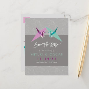 Paarse en groene papieren kranen besparen de datum aankondigingskaart