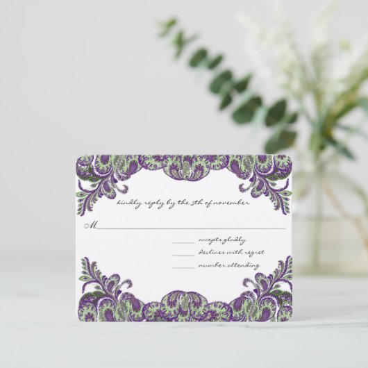 Paarse en groene voetgangersbruiloft RSVP (Staand voorkant)