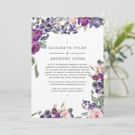 Paarse en Pruim Bloemige Verminderde Trouwgasten Aankondiging (Staand voorkant)