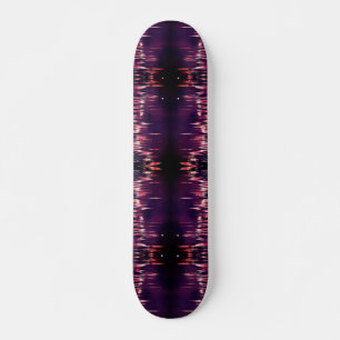 Paarse en roze hoogspanning skateboard